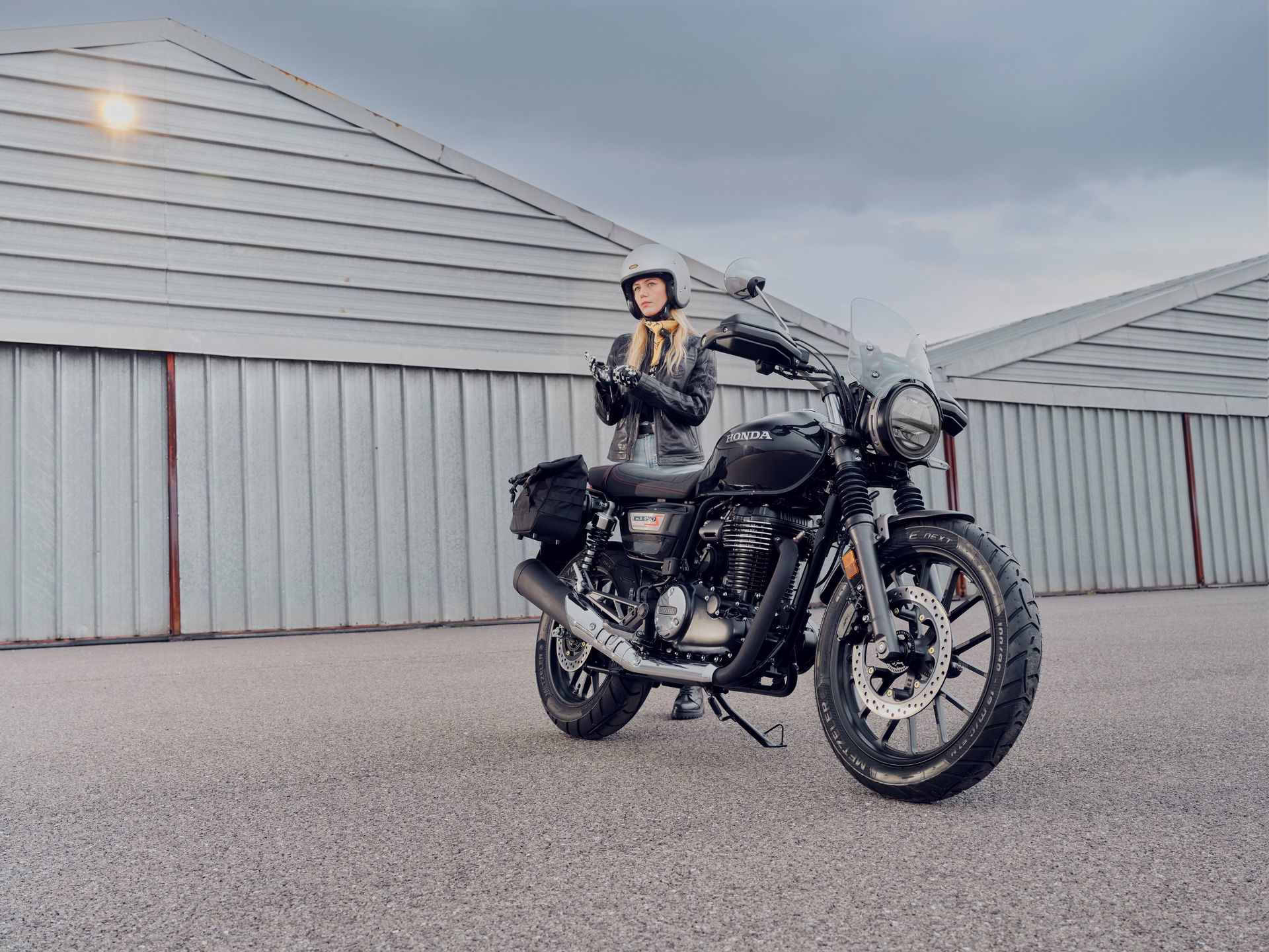Honda GB350S, estilo neoclásico con alta eficiencia y fiabilidad japonesa.