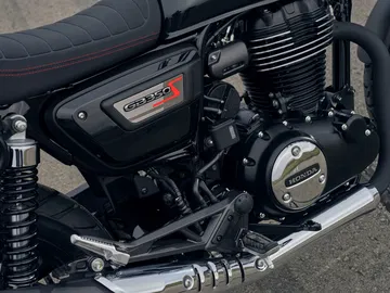 Vista del motor de la Honda GB350S que destaca la ingeniería y diseño japonés.