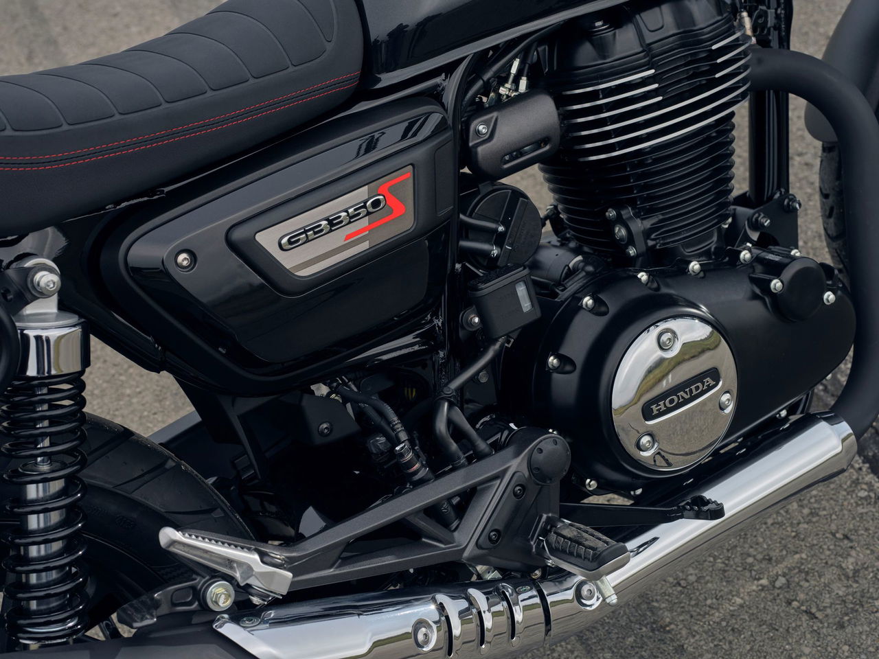 Vista del motor de la Honda GB350S que destaca la ingeniería y diseño japonés.