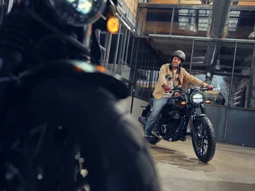 Imponente Honda GB350S en entorno urbano, estampa de moto neoclásica.