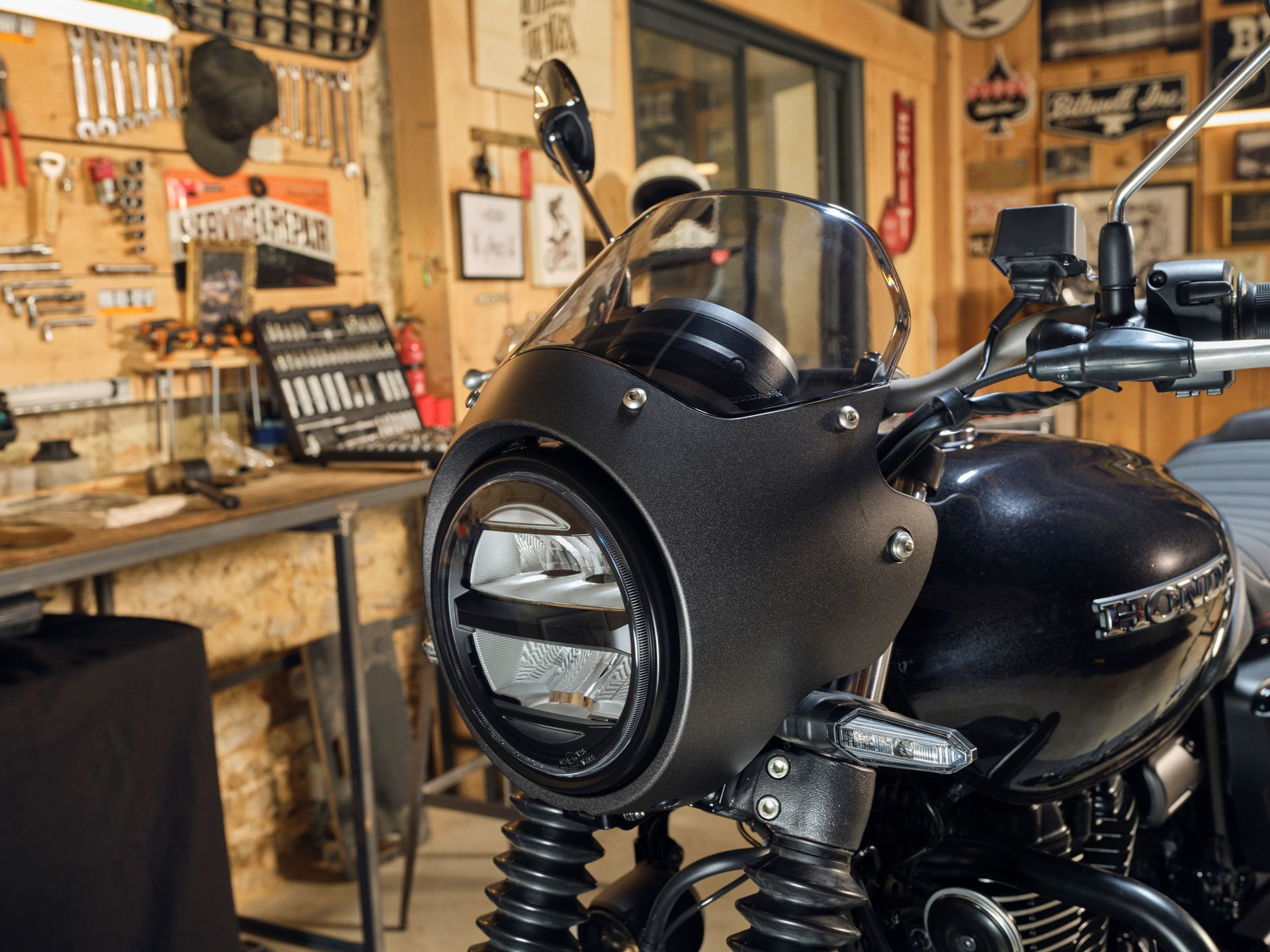 Vista delantera y lateral de la Honda GB350S, moto neoclásica con estilo retro.