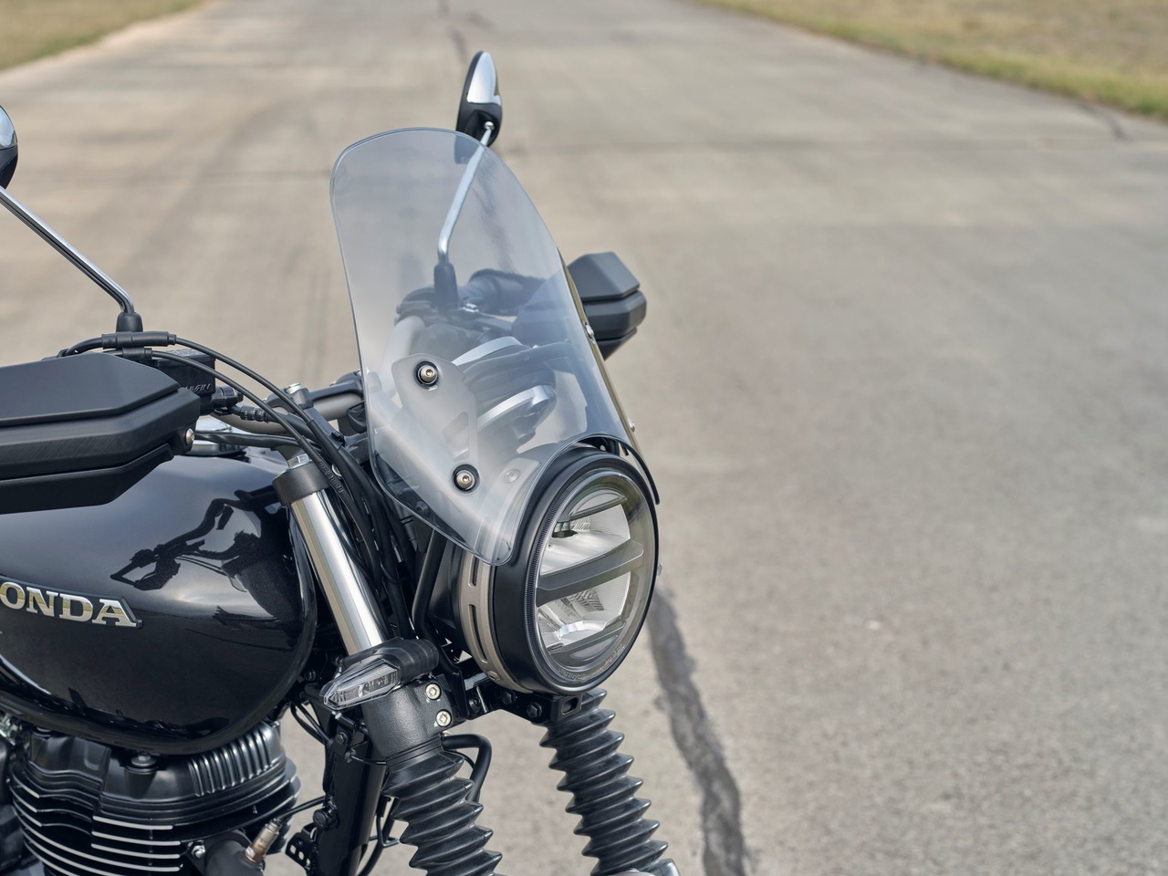 Vista angular delantera de la Honda GB350S destacando su diseño neoclásico.