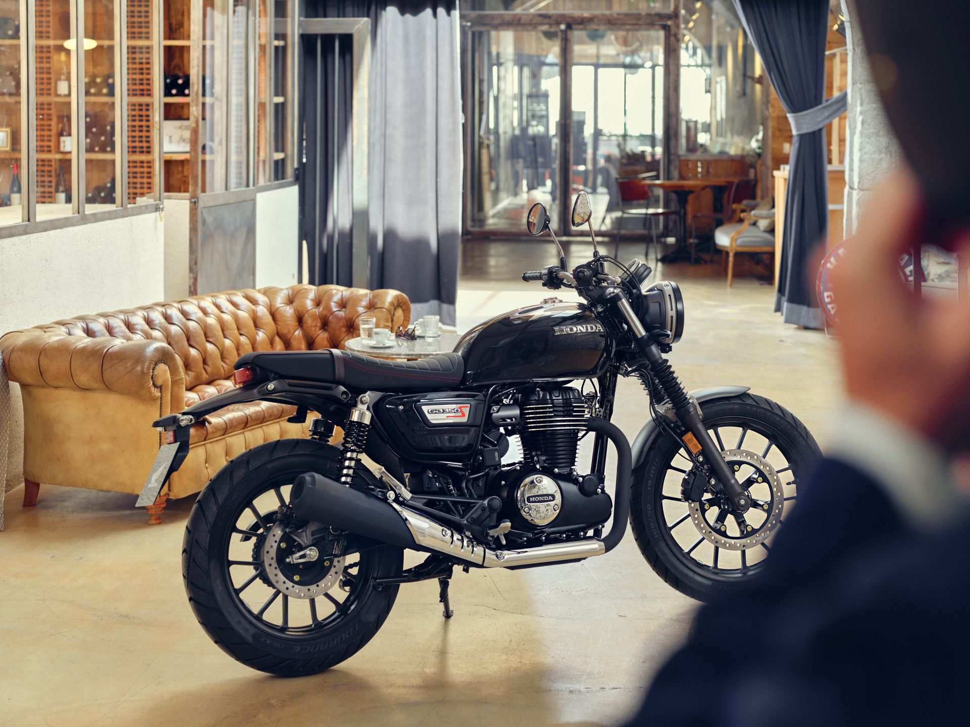 La Honda GB350S destaca por su estilo retro y autonomía sobresaliente.