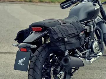 Vista trasera lateral de la Honda GB350S destacando su diseño neoclásico.
