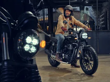 Honda GB350S con foco en faro delantero LED y diseño lateral retro