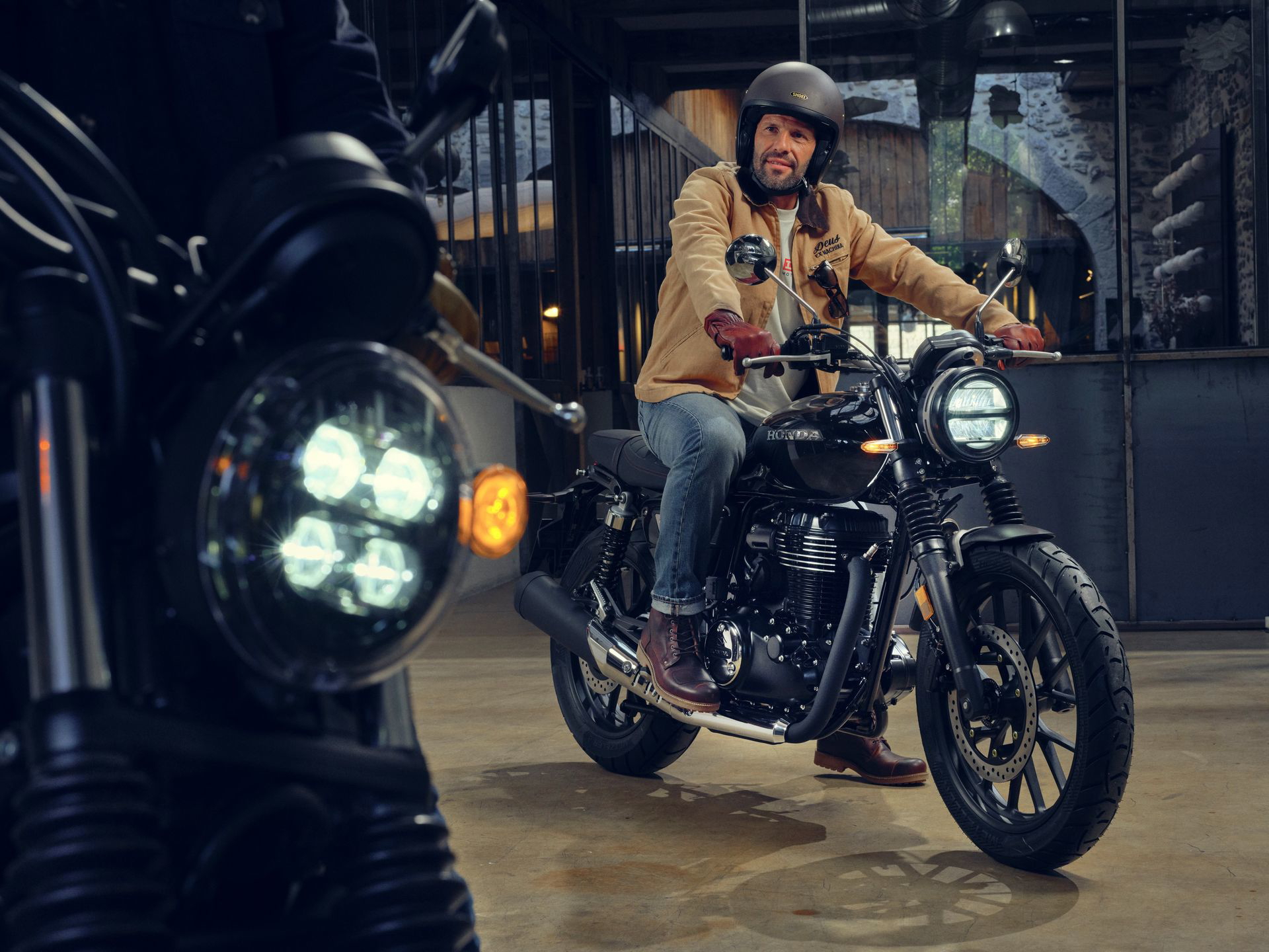 Honda GB350S con foco en faro delantero LED y diseño lateral retro