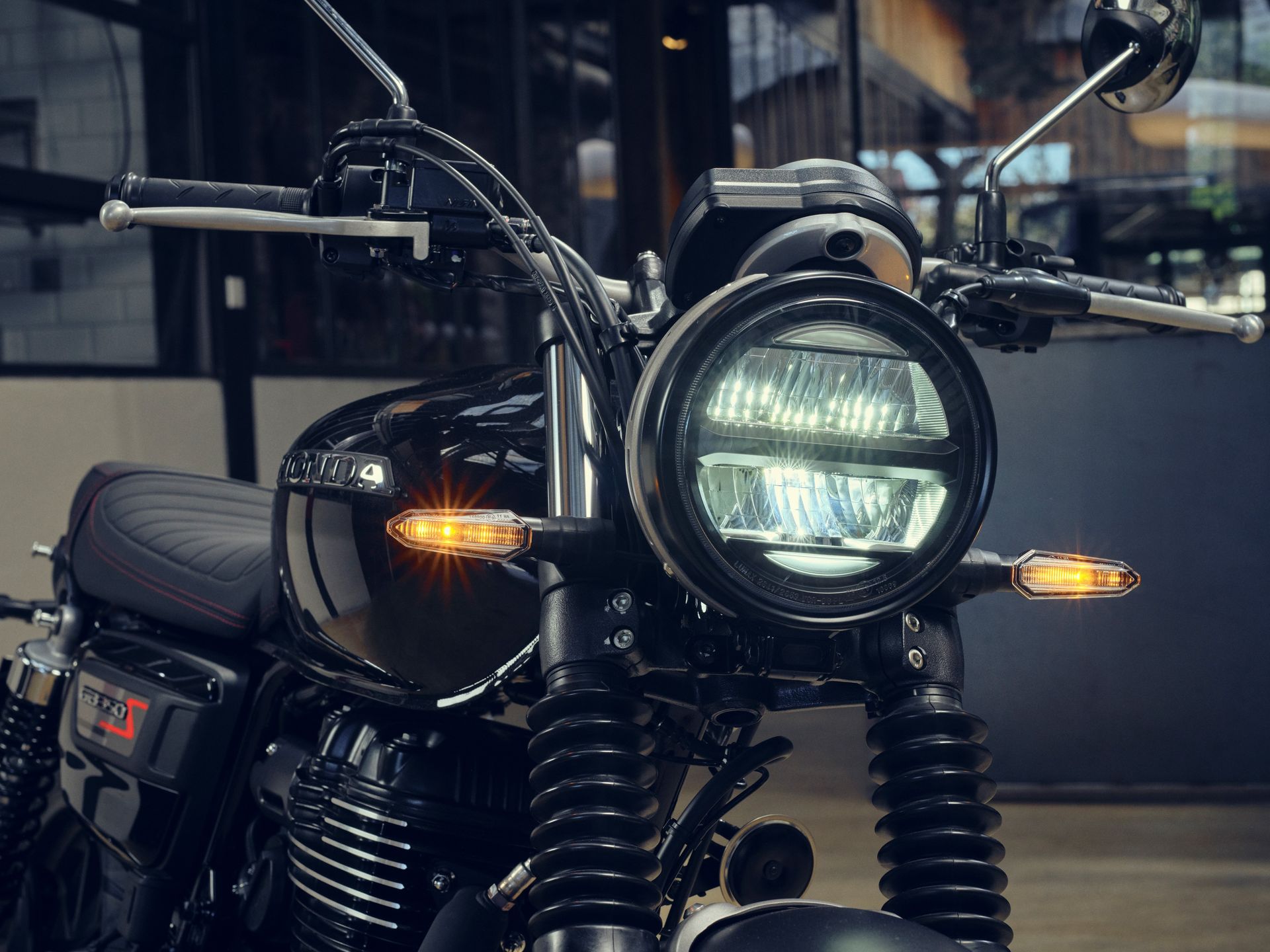 Clásica, en todos los sentidos, la Honda GB350s es alternativa
