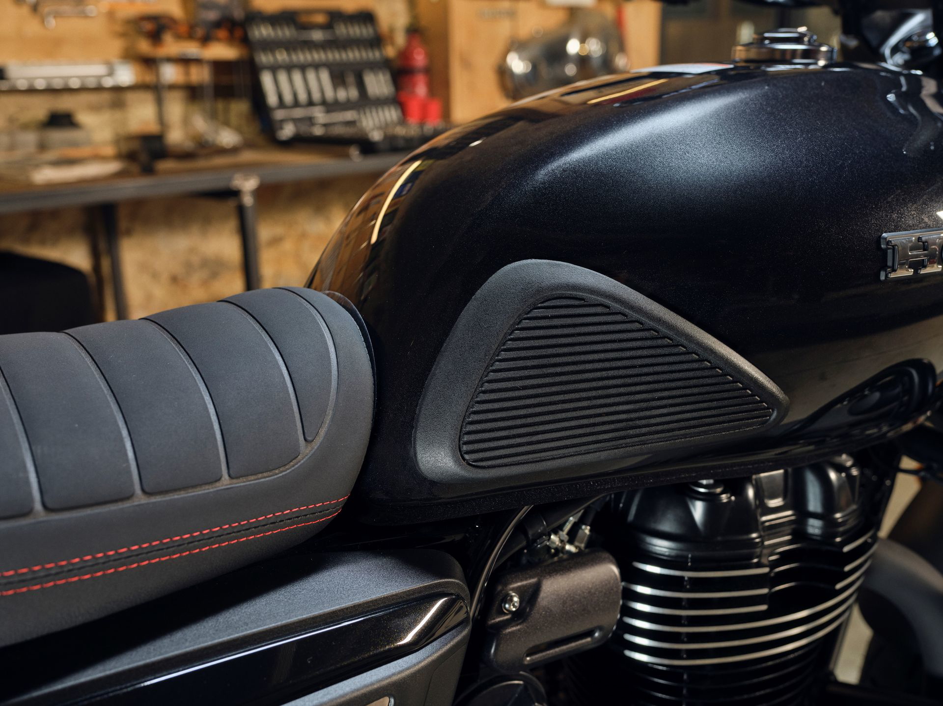 Vista lateral que muestra el diseño clásico y elegante de la Honda GB350S.