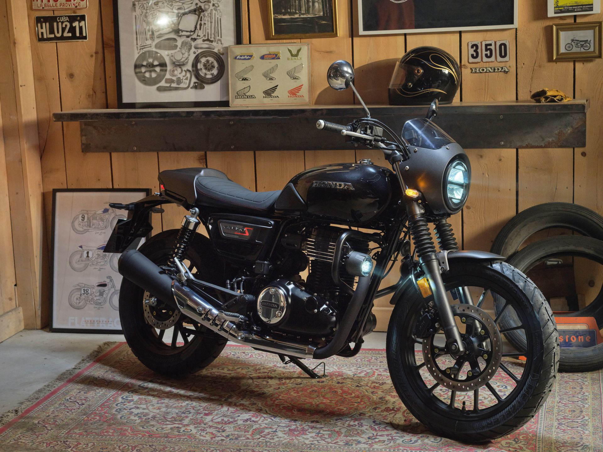 Honda GB350S en ambiente rústico, estilizada y preparada para el asfalto.