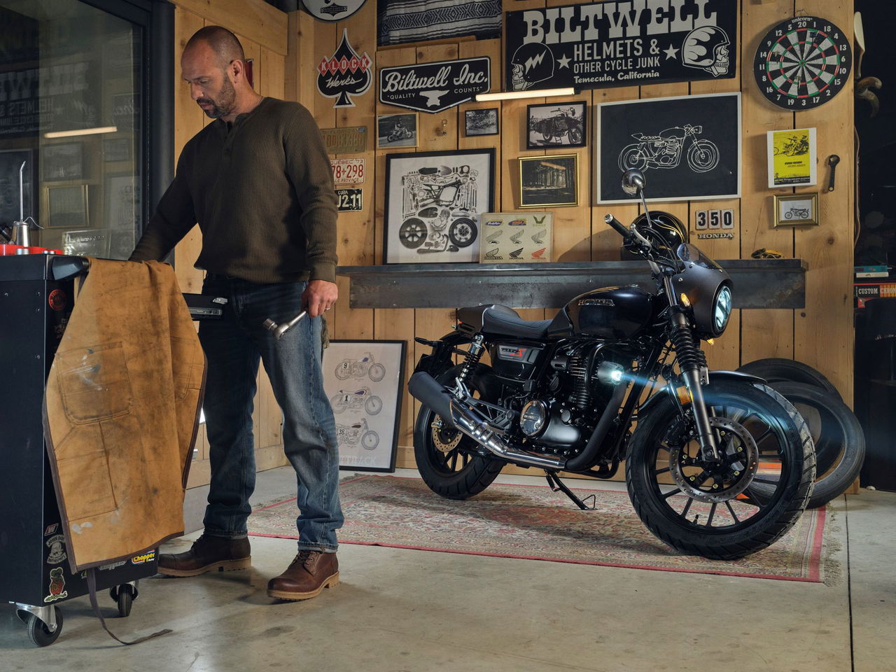Honda GB350S aparcada, diseño retro con acabados modernos.