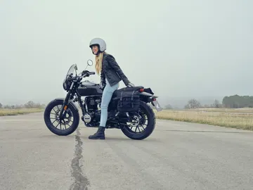 La Honda GB350S en posición lateral, estampa de moto neoclásica con tecnología actual.