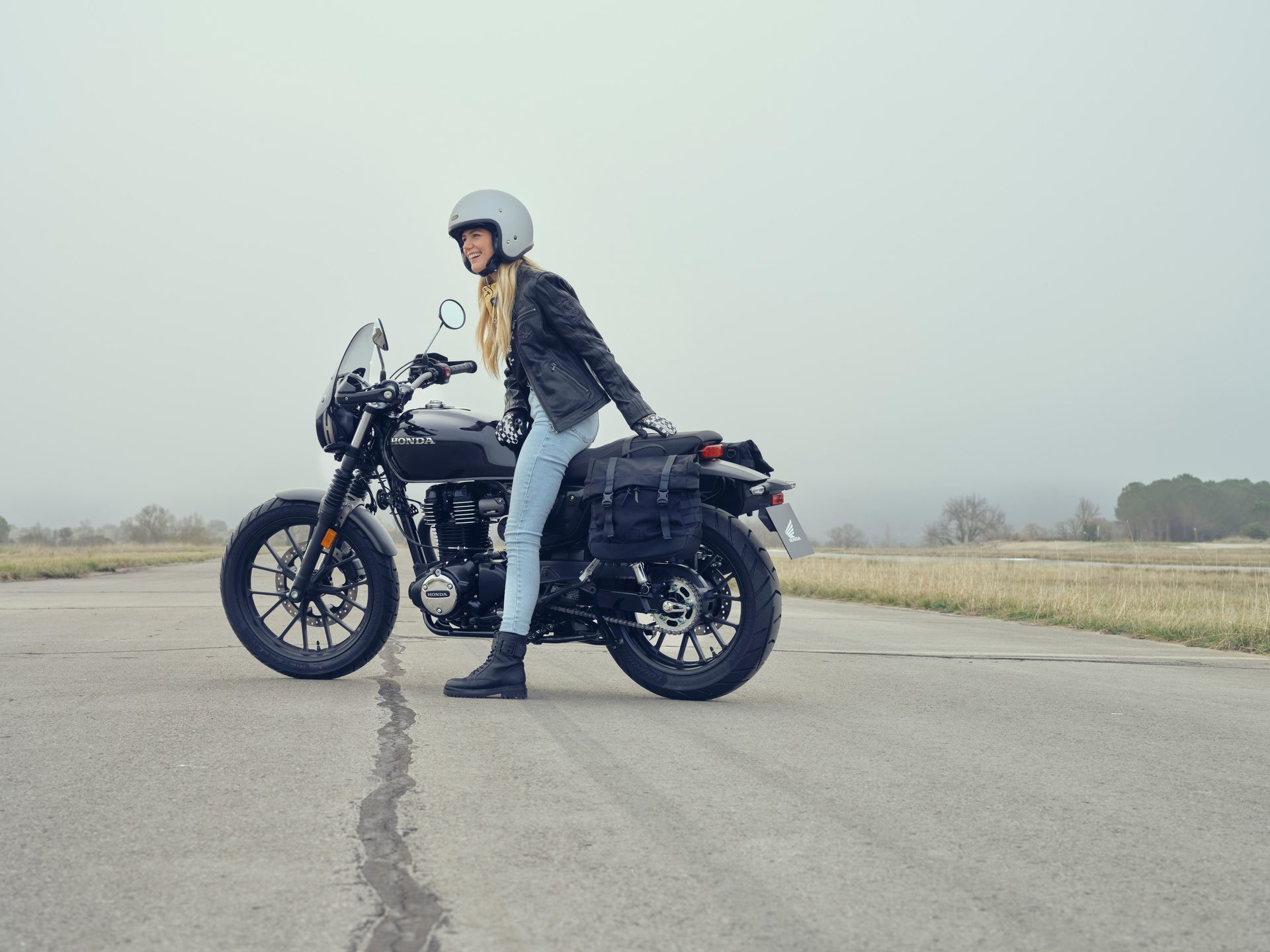 La Honda GB350S en posición lateral, estampa de moto neoclásica con tecnología actual.