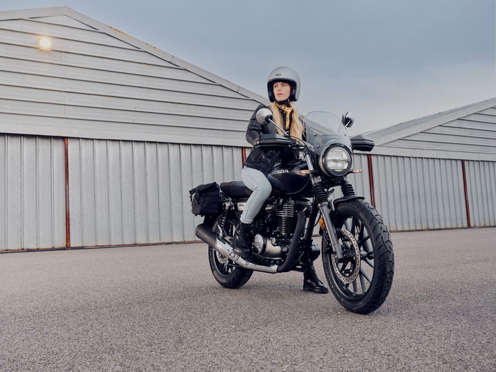 Vista lateral de la Honda GB350S, mostrando su diseño clásico con toques modernos.