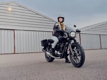 Vista lateral de la Honda GB350S, mostrando su diseño clásico con toques modernos.