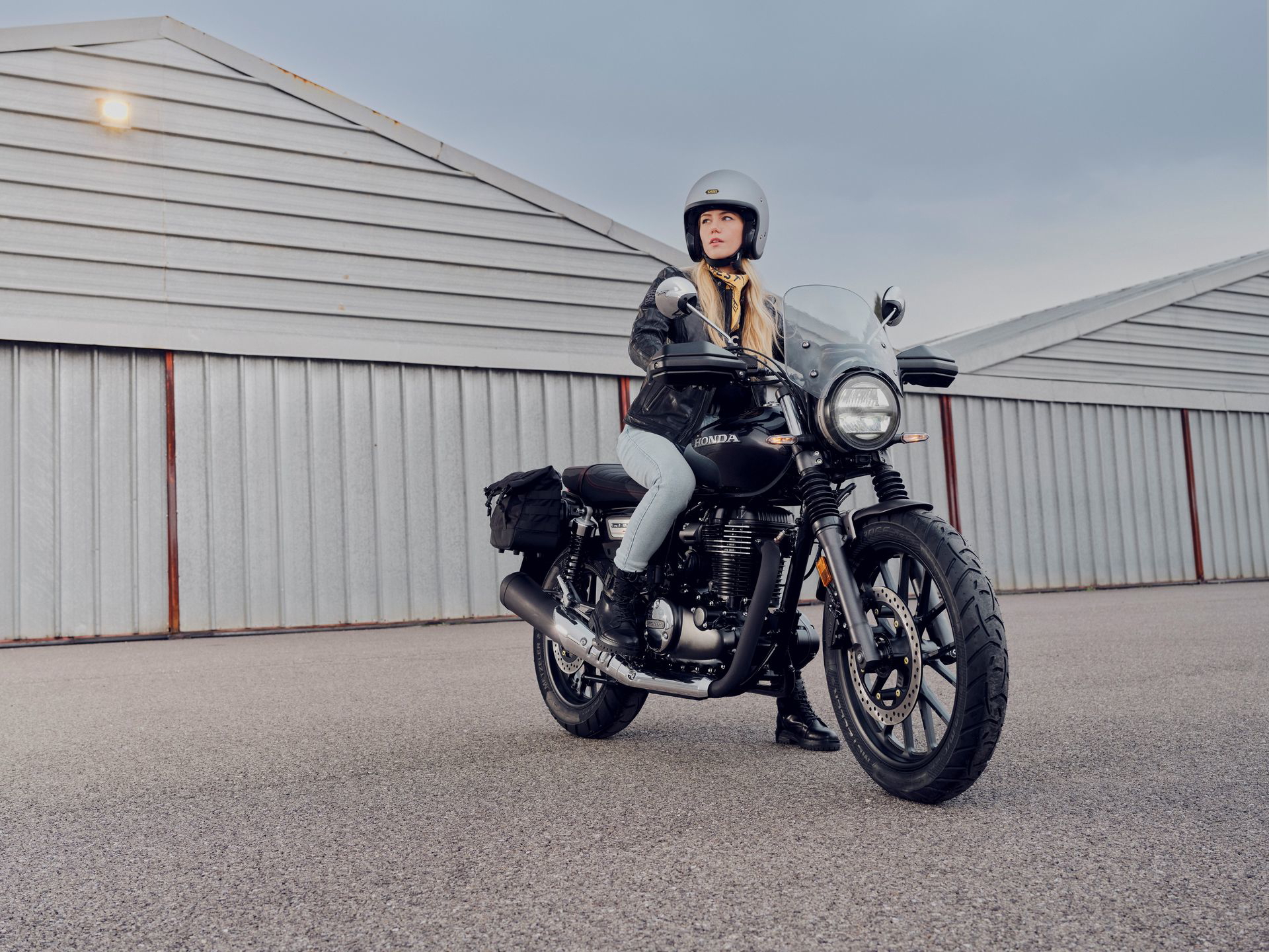 Vista lateral de la Honda GB350S, mostrando su diseño clásico con toques modernos.
