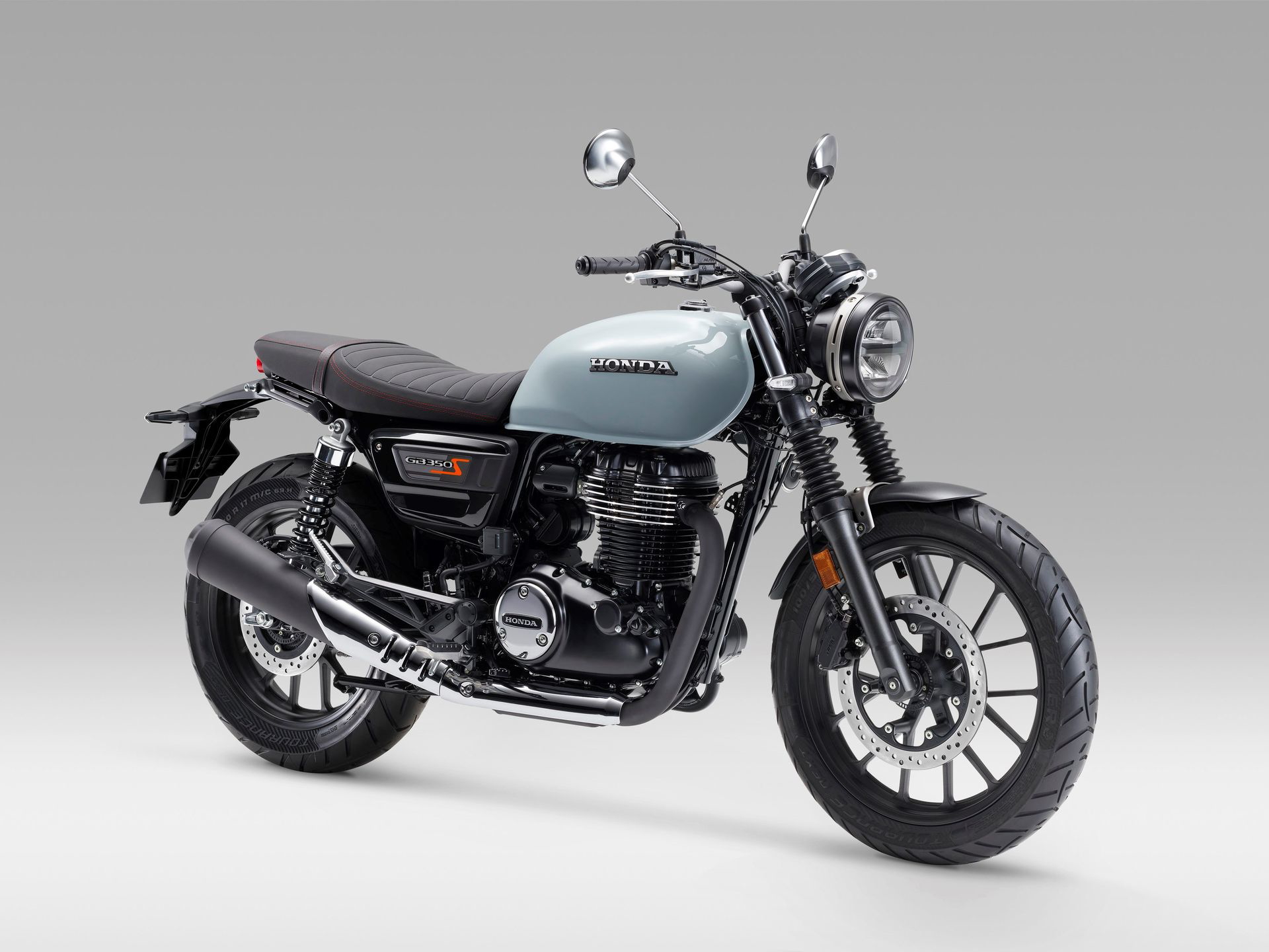 Vista lateral de la Honda GB350S, motocicleta neoclásica con diseño atemporal.