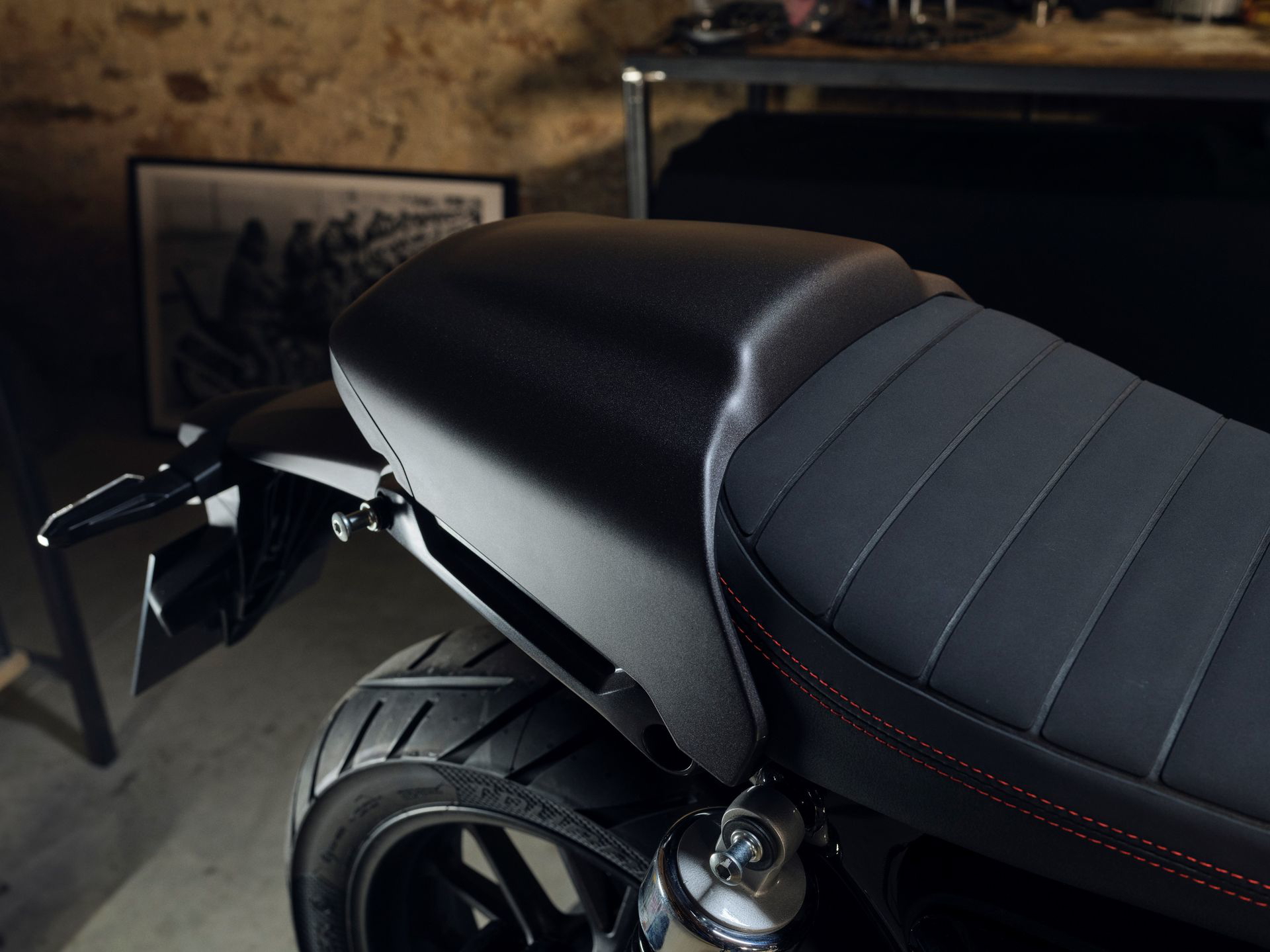 Vista trasera de la Honda GB350S destacando su diseño neoclásico.