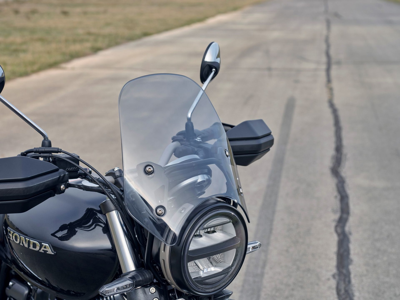 Vista frontal Honda GB350S, revelando su estética neoclásica y faro característico.