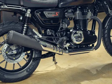 La Honda GB350S exhibe un diseño lateral neoclásico con acabados de calidad japonesa.