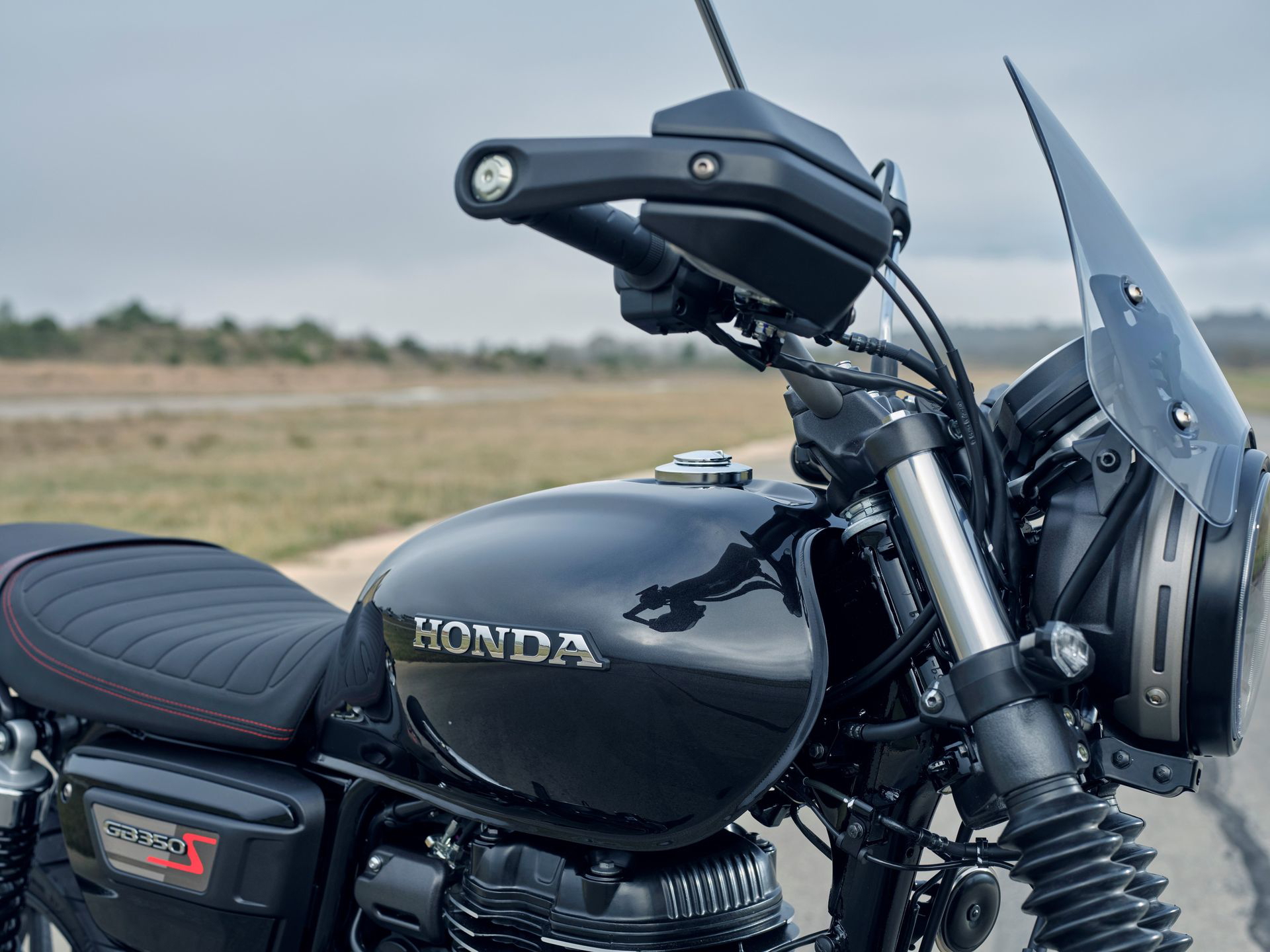 Vista lateral Honda GB350S, diseño neoclásico con acabados modernos.