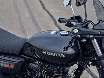 Vista lateral de la Honda GB350S resaltando su diseño neoclásico.