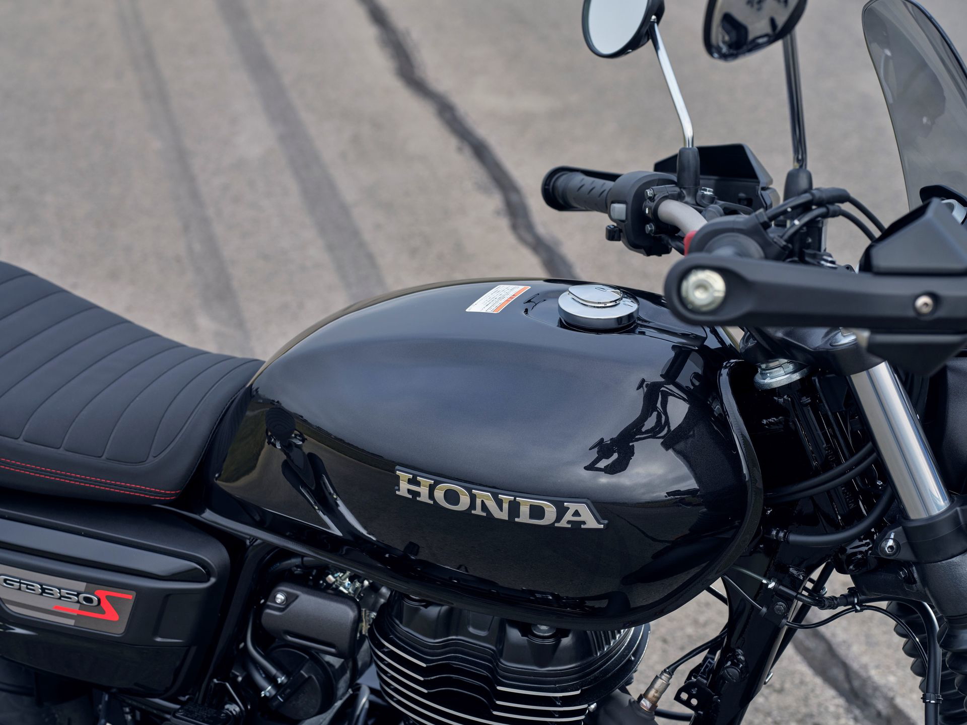 Vista lateral de la Honda GB350S resaltando su diseño neoclásico.