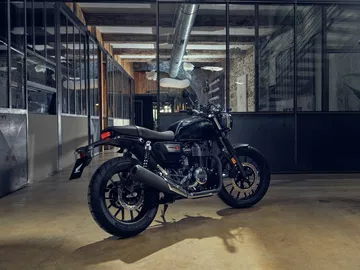 Vista lateral de la Honda GB350S, motocicleta neoclásica con acabados premium.
