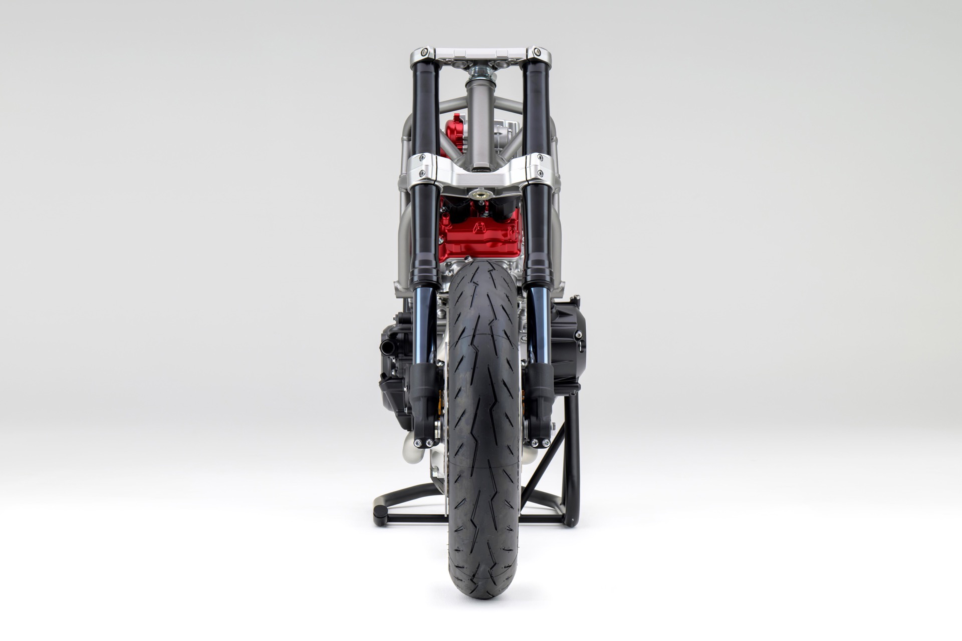 Vista trasera del revolucionario motor V3 de Honda con compresor eléctrico.