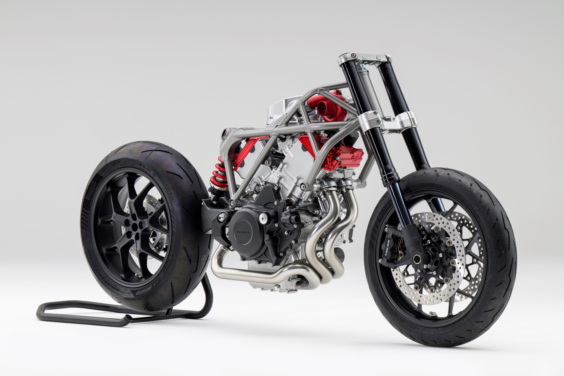 Innovador motor V3 de Honda con turbo eléctrico, ejemplificando la fusión de tecnología y diseño.