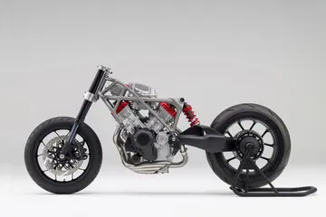 Vista lateral de un motor V3 de Honda con compresor eléctrico, tecnología punta en motociclismo.