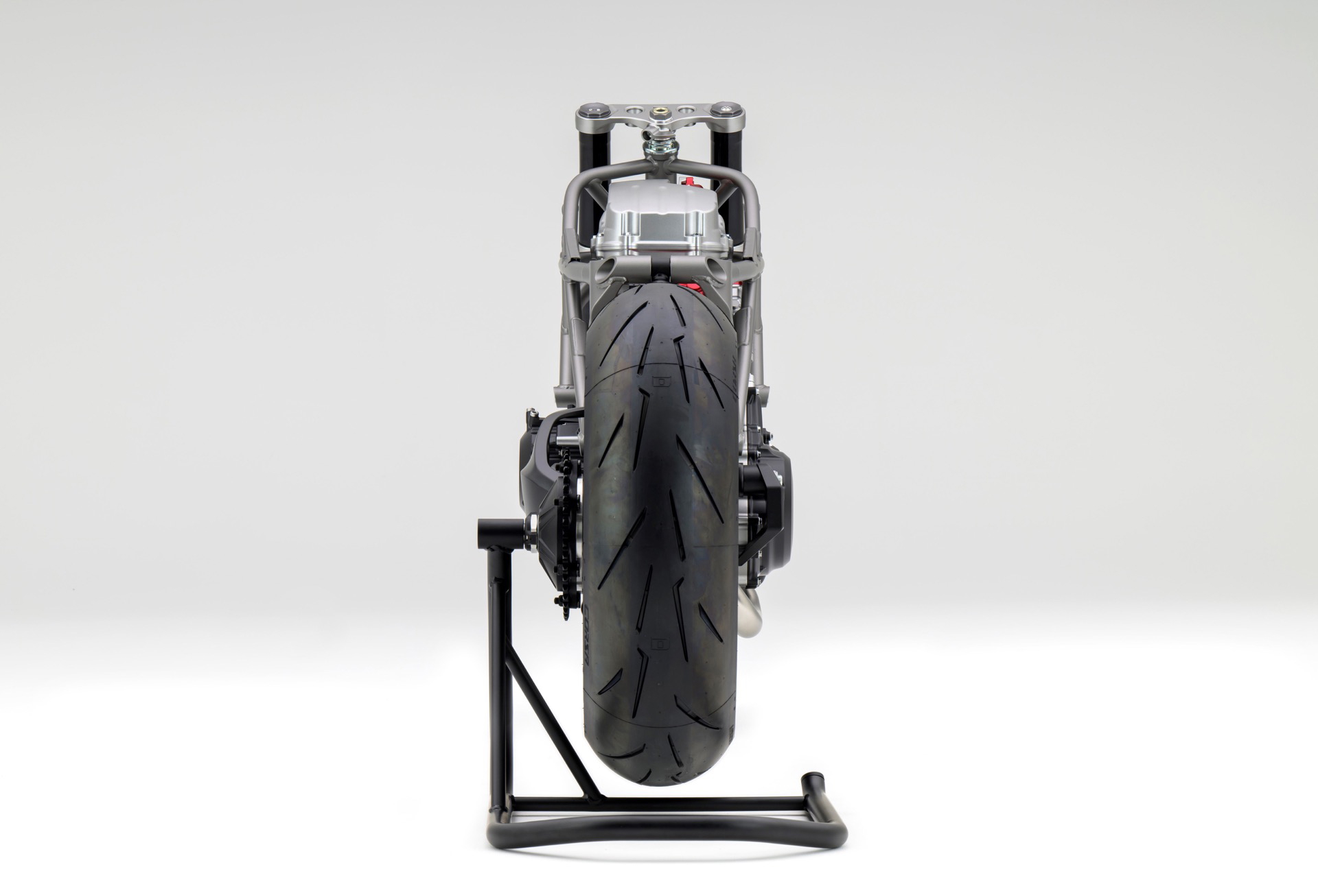 Motor V3 Honda con compresor eléctrico para motocicletas de alto rendimiento.