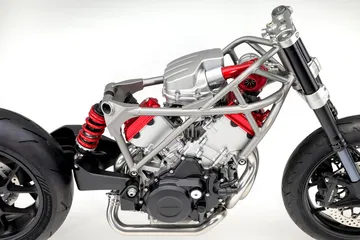 Honda revoluciona con un motor V3 y compresor eléctrico para motocicletas.
