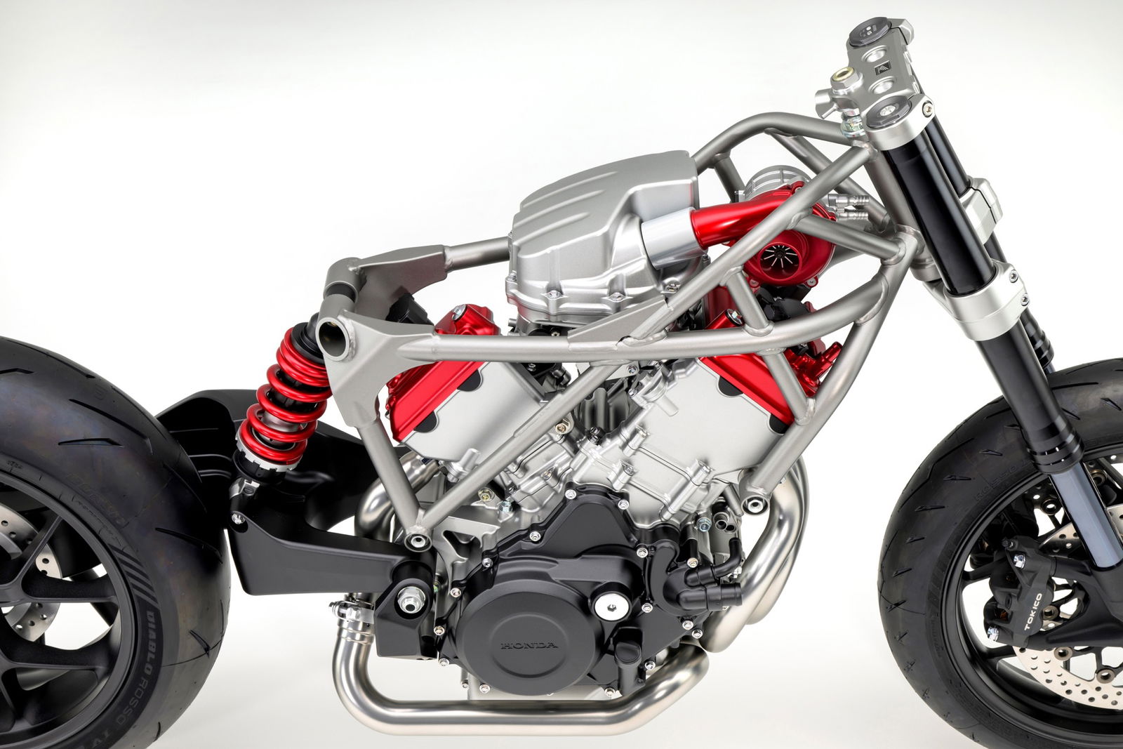 Honda revoluciona con un motor V3 y compresor eléctrico para motocicletas. Honda revoluciona con un motor V3 y compresor eléctrico para motocicletas.