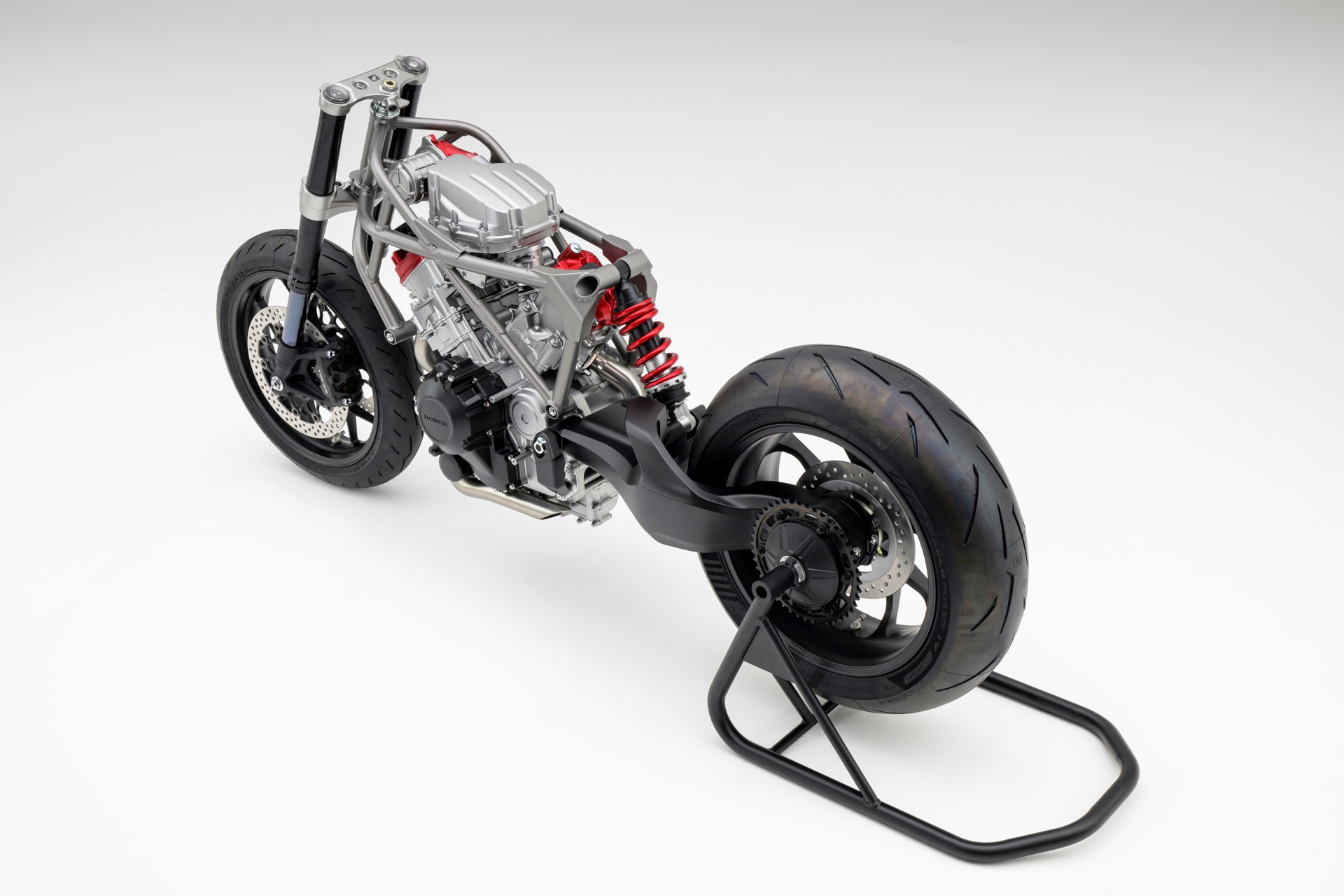 Motor V3 de Honda con turbo eléctrico para motocicleta, una innovación mecánica.