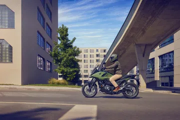 La NC750X combina versatilidad y eficiencia, ideal para la ciudad y el campo.