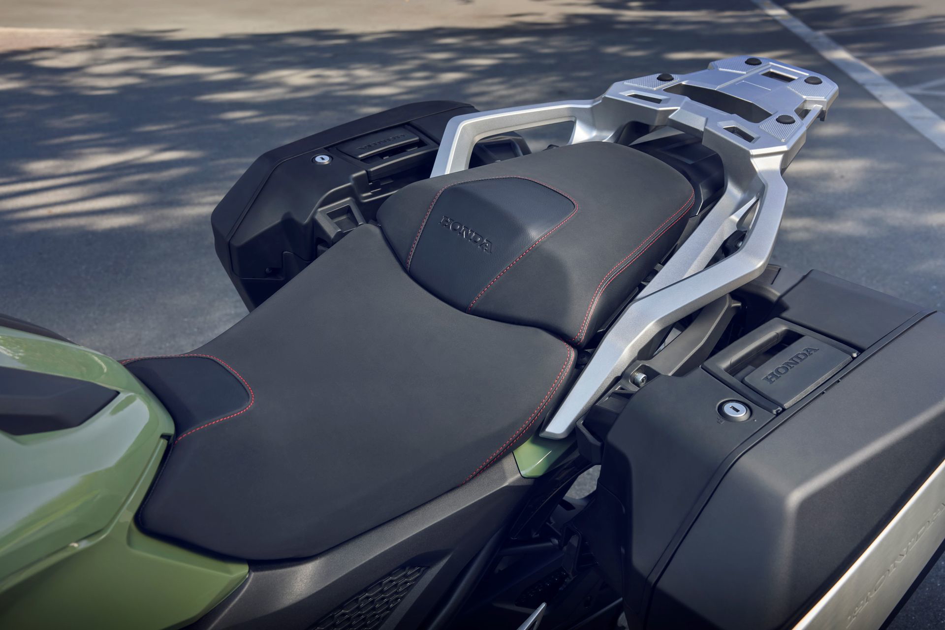 Vista del cómodo asiento de la Honda NC750X, optimizado para la aventura. Ideal para viajes largos.