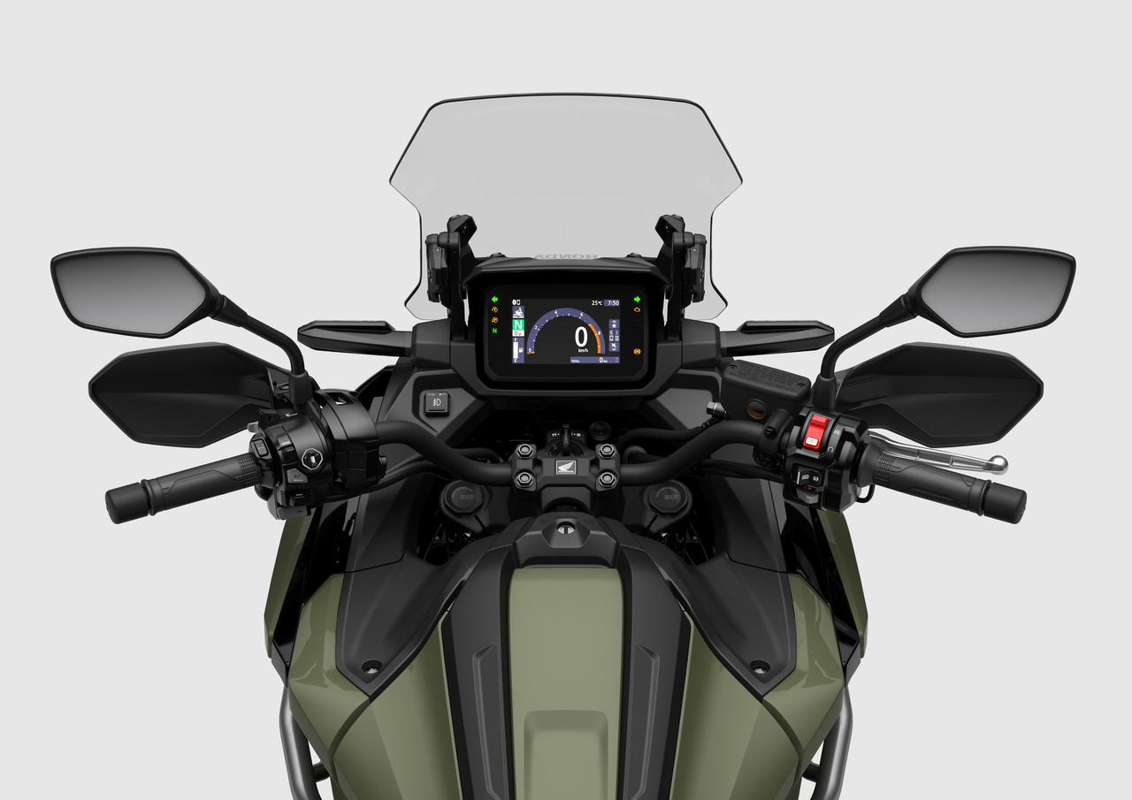 Vista detallada del panel de instrumentos de la Honda NC750X, que ofrece información clara y accesible. Vista detallada del panel de instrumentos de la Honda NC750X, que ofrece información clara y accesible.