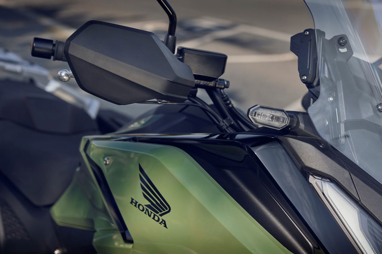 Detalle del manillar y retrovisores de la Honda NC750X, mostrando su diseño ergonómico.