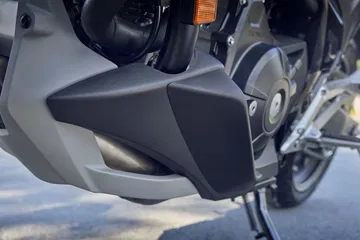 Vista detallada del motor en la Honda NC750X, destacando su diseño eficiente y robusto.