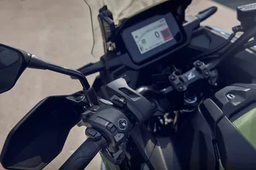 Vista del panel de instrumentos del NC750X, mostrando su moderna tecnología y funcionalidades.