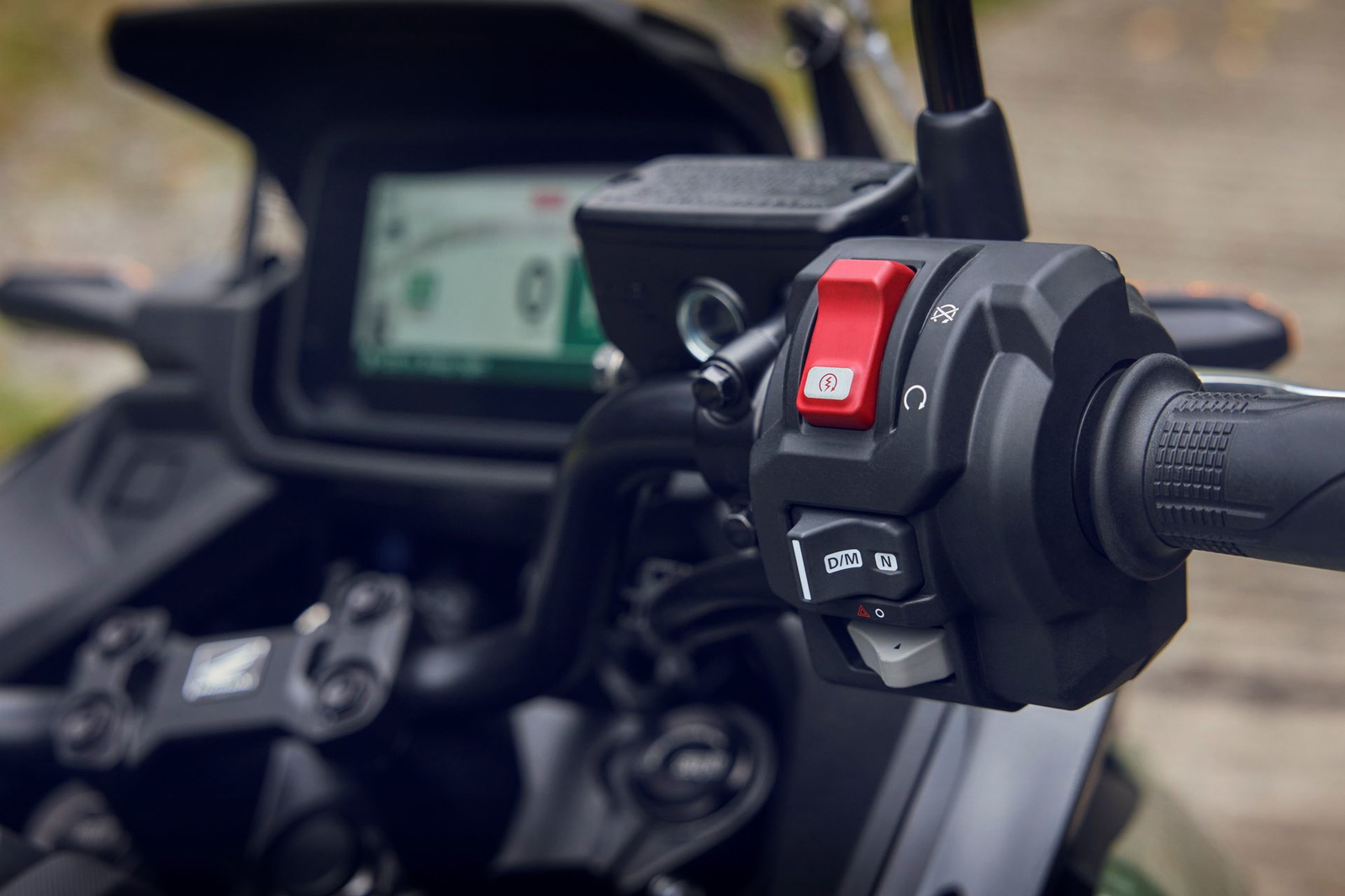 Detalle del mando en el manillar que controla diversas funciones de la NC750X. Detalle del mando en el manillar que controla diversas funciones de la NC750X.