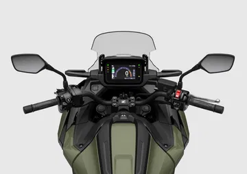 Vista frontal del panel de instrumentos de la NC750X, destacando su tecnología y ergonomía.
