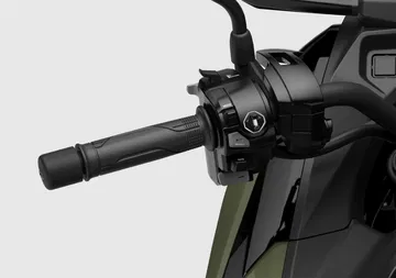 Detalle del manillar de la Honda NC750X, destacando la ergonomía y funcionalidad del diseño.