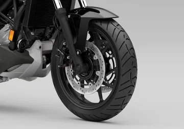 Detalle de la rueda delantera de la Honda NC750X, ideal para todo tipo de terrenos.