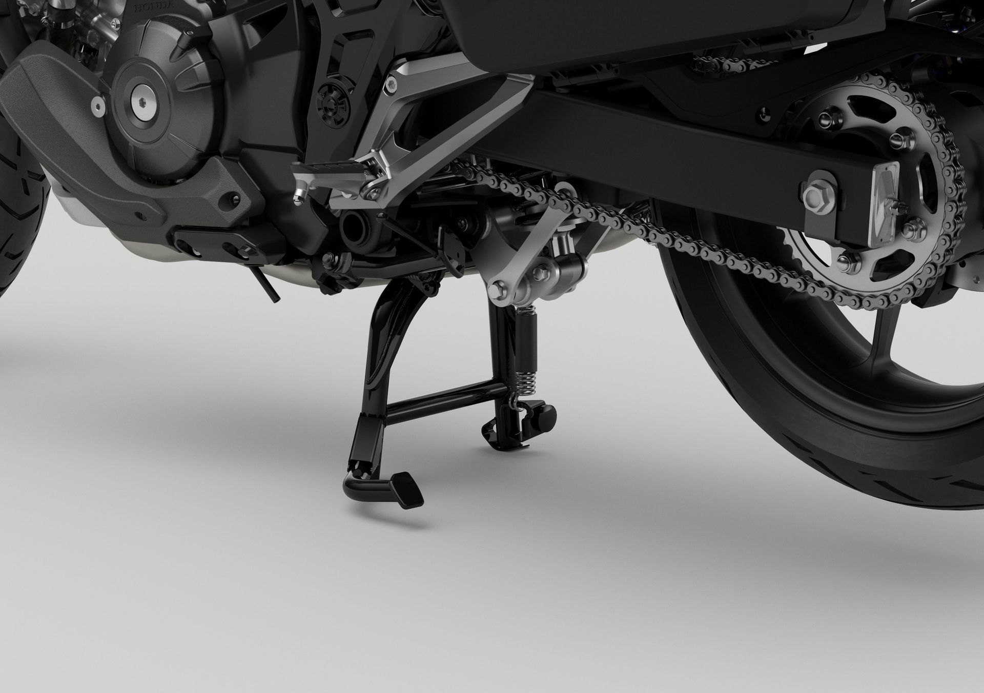 Detalle de la suspensión y soporte lateral de la Honda NC750X.
