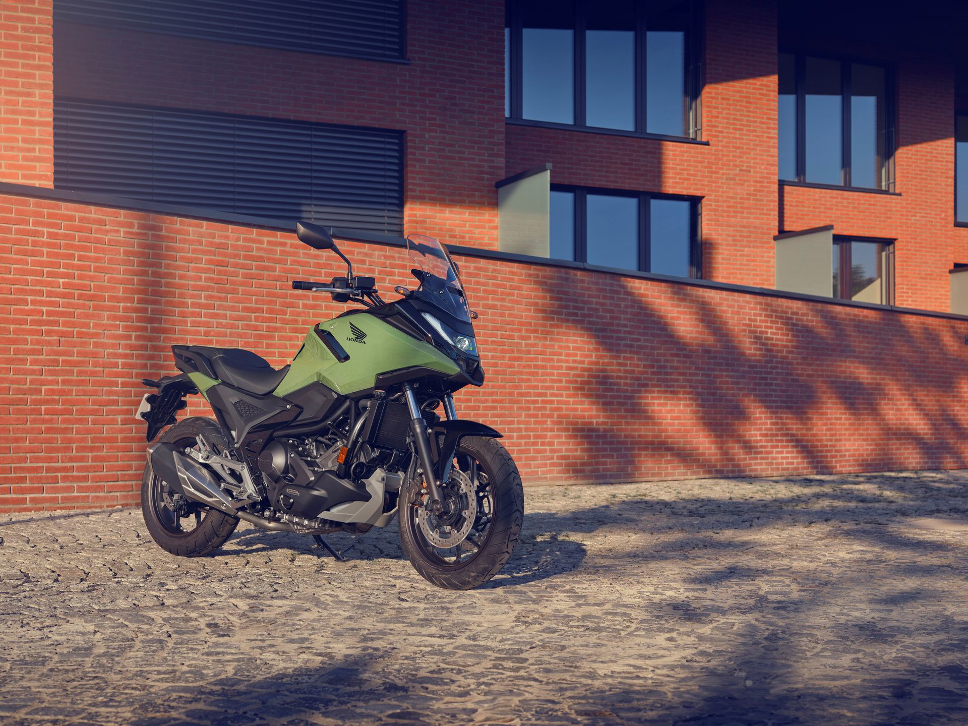 La Honda NC750X destaca por su versatilidad y eficiencia en carretera.