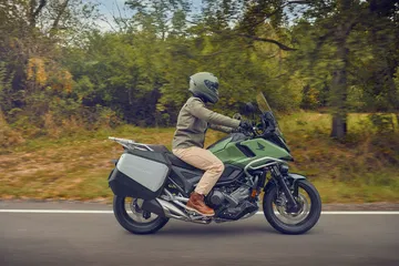 La Honda NC750X combina diseño y funcionalidad, perfecta para aventuras y uso diario.