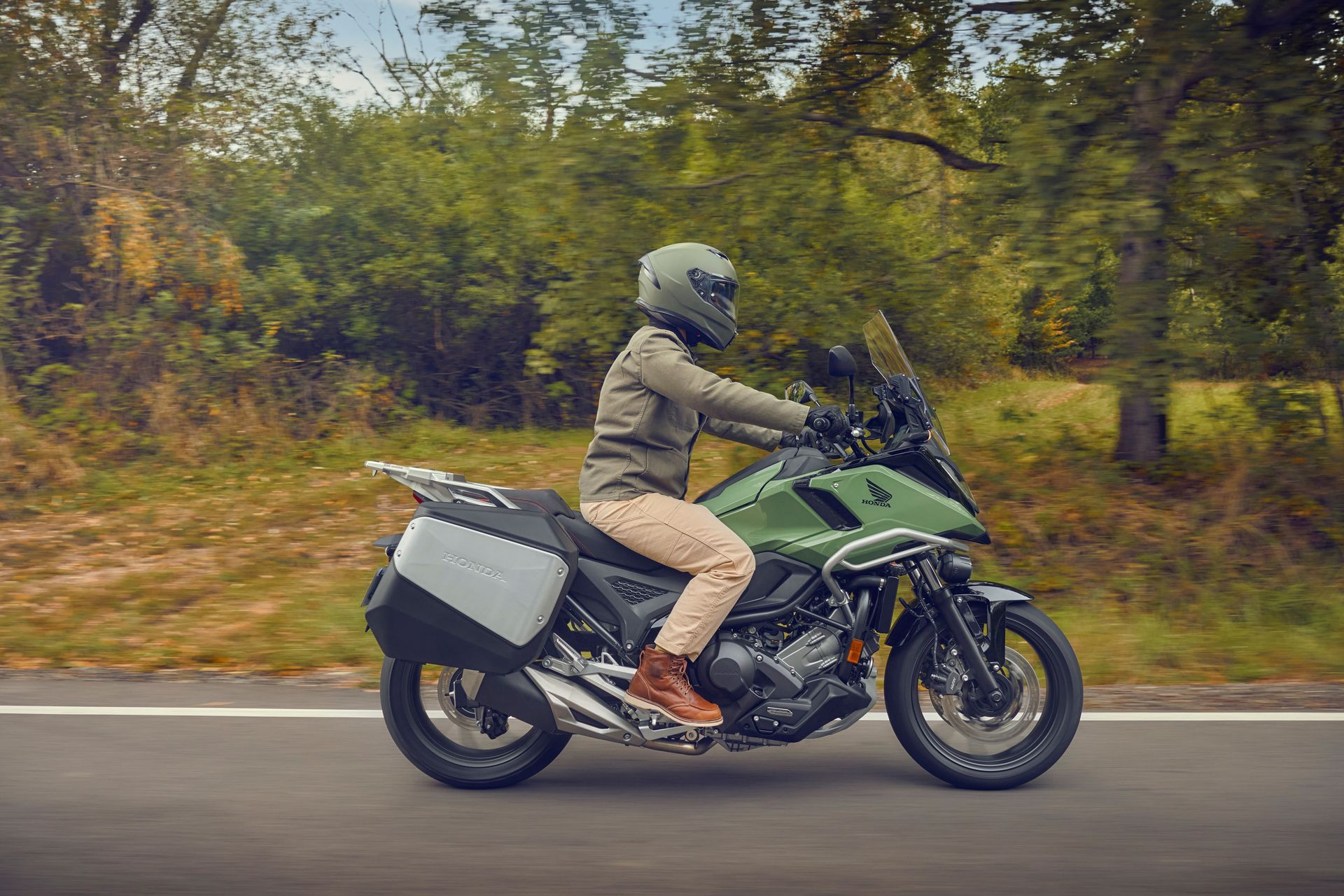 La Honda NC750X combina diseño y funcionalidad, perfecta para aventuras y uso diario.