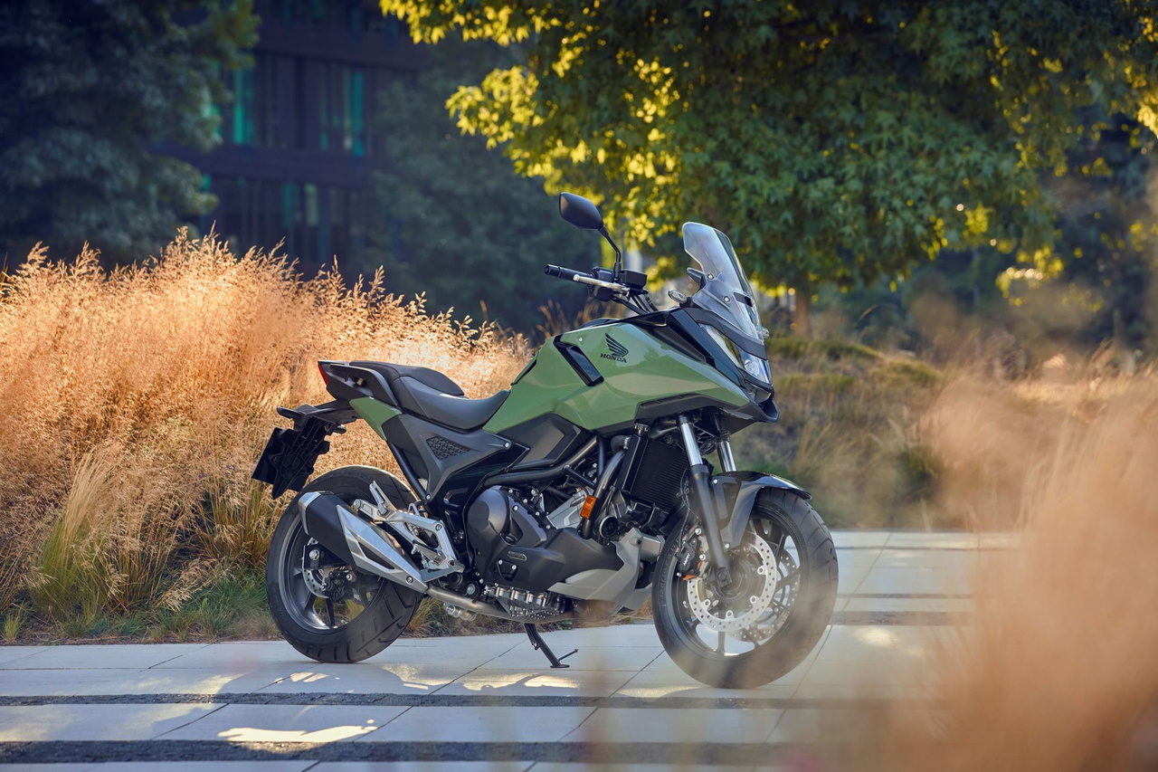La Honda NC750X es una moto versátil que combina estilo y eficiencia con un consumo de 3,5 l/100 km.