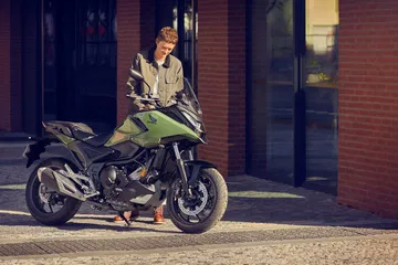 La Honda NC750X combina versatilidad y eficiencia con un consumo de 3,5 l/100 km.